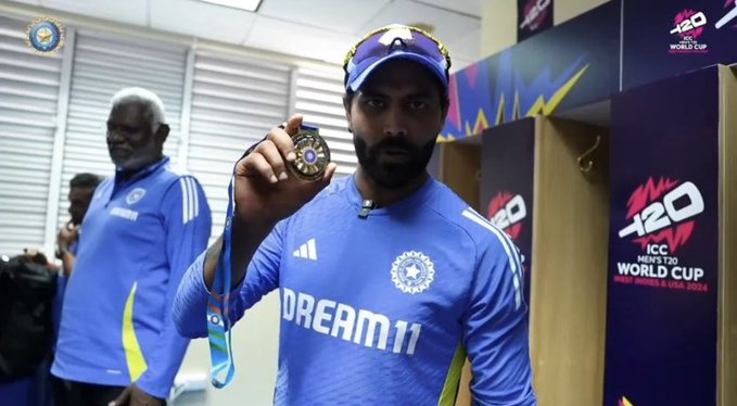 T20 World Cup 2024 : रविंद्र जडेजा क्यों राहुल द्रविड़ को गोद में उठाकर झूमे, ड्रेसिंग रूम का Video वायरल 1 Image 259