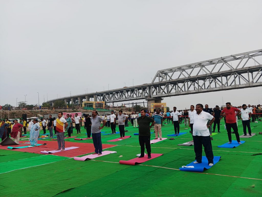 International Yoga Day: पटना में सफाई कर्मियों के साथ मंत्री नितिन नवीन ने किया योग, सांसद रविशंकर प्रसाद भी हुए शामिल 1 International Yoga Day
