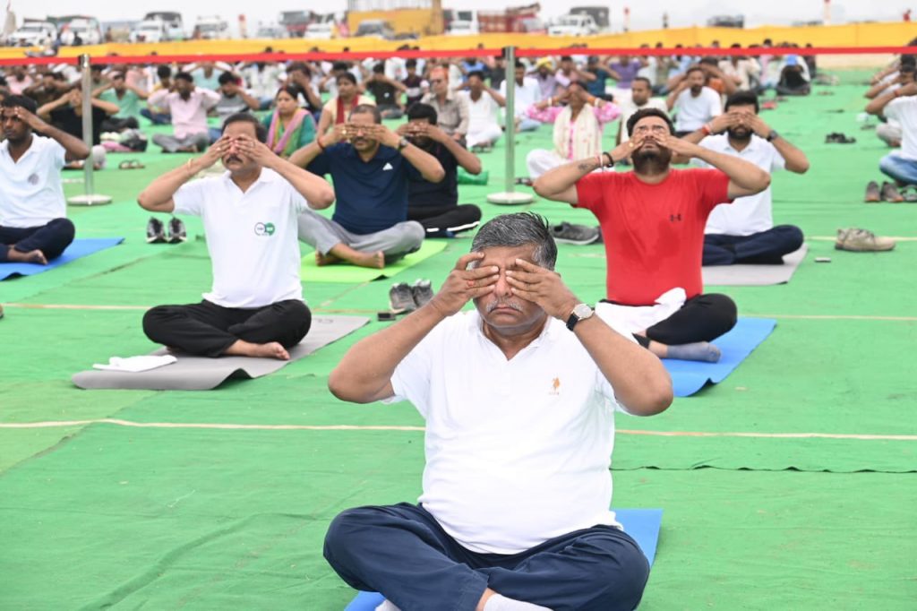 International Yoga Day: पटना में सफाई कर्मियों के साथ मंत्री नितिन नवीन ने किया योग, सांसद रविशंकर प्रसाद भी हुए शामिल 2 International Yoga Day Ravishankar Prasad