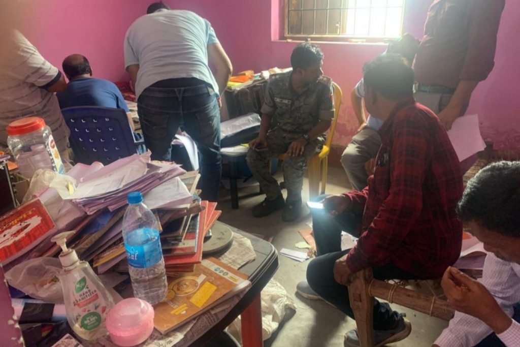 Nia Raid: नक्सल, टेरर फंडिंग मामले में ईंट-भट्ठा कारोबारी के ठिकानों पर 3 घंटे चली एनआईए की रेड, मोबाइल जब्त 2 Nia Raid Terror Fundin Manoharpur West Singhbhum Jharkhand 2
