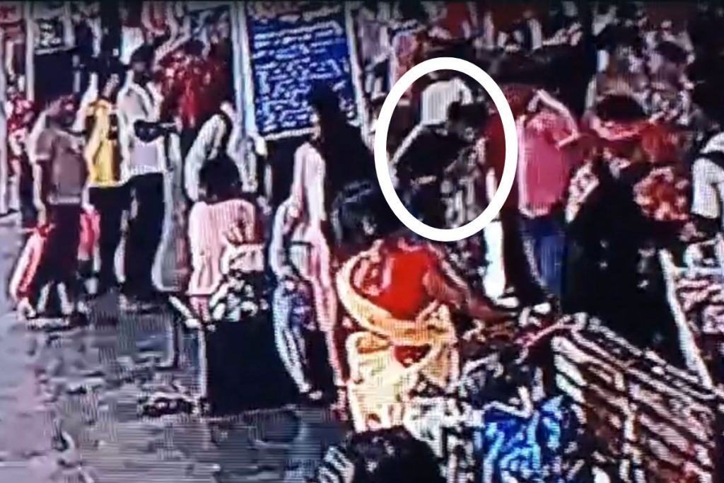 रांची स्टेशन पर प्लेटफॉर्म और ट्रेन के बीच में गिरी युवती, 1:05 मिनट का Video Viral 1 Ranchi Railway Station News Indian Railways 1 1