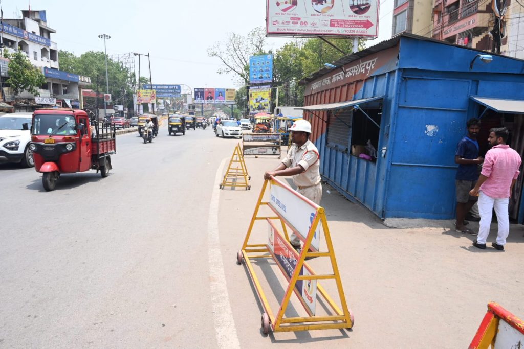 यातायात व्यवस्थित करने वाले ट्रैफिक पुलिस खुद अव्यवस्थित 1 Traffic