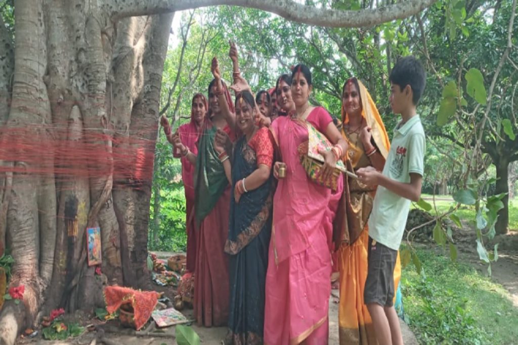 Vat Savitri 2024: झारखंड में सुहागिन महिलाओं ने ऐसे की वट सावित्री की पूजा, देखें तस्वीरें 2 Vat Savitri 211