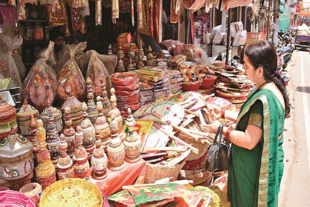 Vat Savitri 2024: झारखंड में सुहागिन महिलाओं ने ऐसे की वट सावित्री की पूजा, देखें तस्वीरें 4 Vat Savitri 939