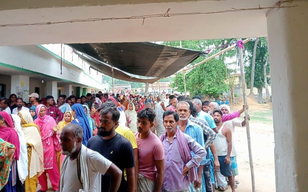 Photos: संताल परगना की 3 लोकसभा सीटों पर मतदाताओं में दिखा जबर्दस्त उत्साह 2 Vote At Ranipur Booth