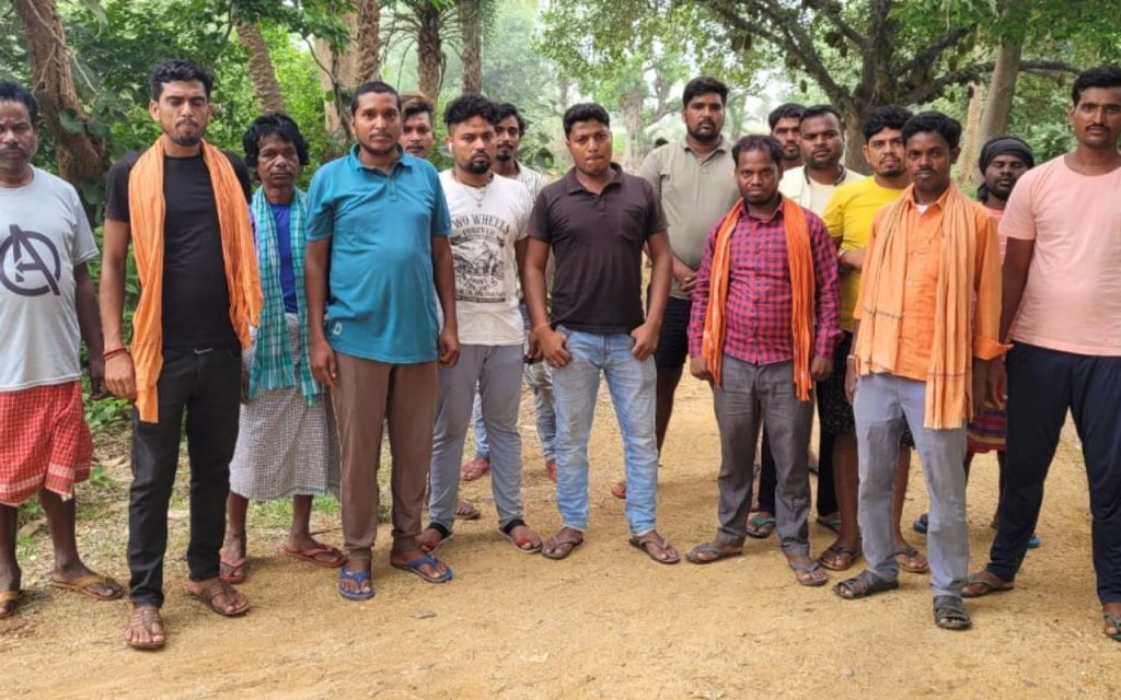 Photos: संताल परगना की 3 लोकसभा सीटों पर मतदाताओं में दिखा जबर्दस्त उत्साह 6 Vote Bycott In Littipara