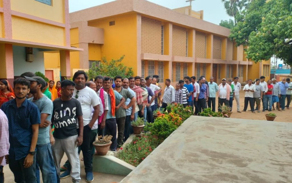 Photos: संताल परगना की 3 लोकसभा सीटों पर मतदाताओं में दिखा जबर्दस्त उत्साह 1 Vote In Godda