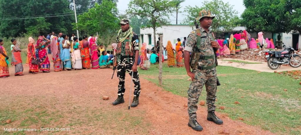 Photos: संताल परगना की 3 लोकसभा सीटों पर मतदाताओं में दिखा जबर्दस्त उत्साह 7 Vote In Naxal Affected Area 1