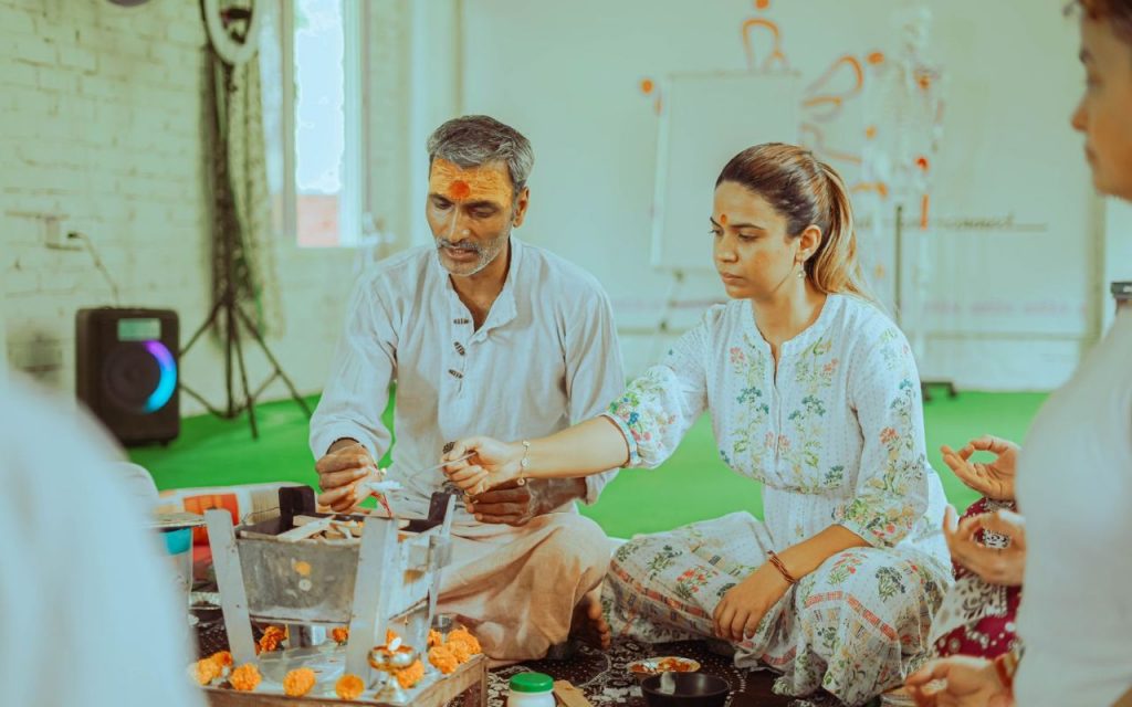 Yoga Day: टेम्स के तट से त्रिवेणी पहुंची जुनैब योग के जरिये लोगों की जिंदगी को बना रही जन्नत 3 Yoga Day Junaib Teaching Yoga In Rishikesh 3