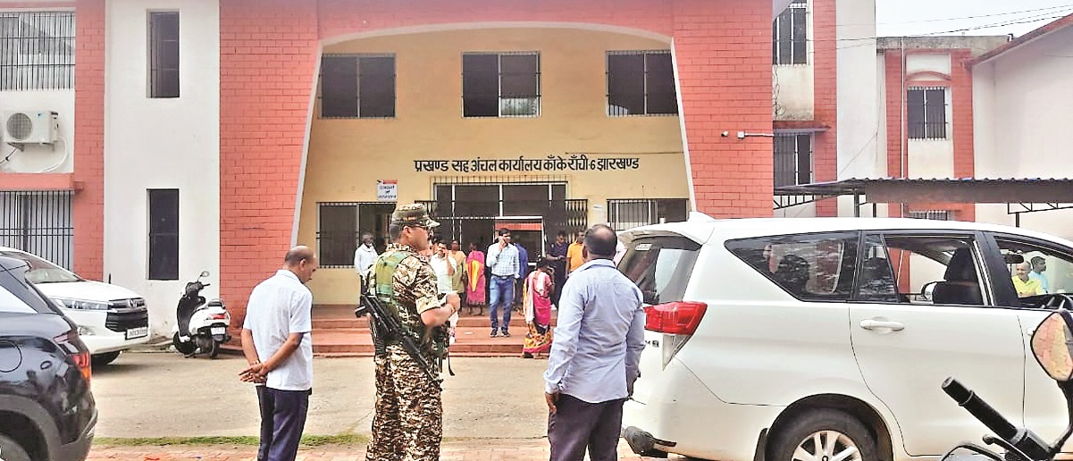 जमीन मामले में कांके CO-CI के पैसे का लेन देन का हिसाब मिला, ED ने जब्त  किया मोबाइल, जानें पूरा मामला