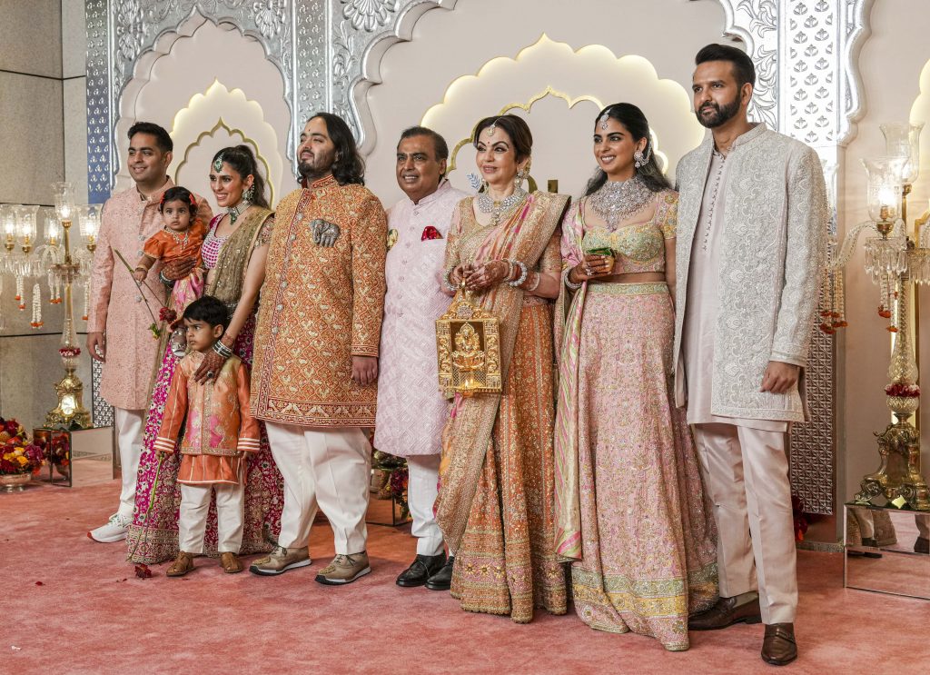 Anant And Radhika Wedding: लाल पगड़ी बांध अनंत अंबानी बने दूल्हा, बॉलीवुड कलाकारों संग थिरके देश-विदेश से आये मेहमान 1 12071 Pti07 12 2024 000164B 1