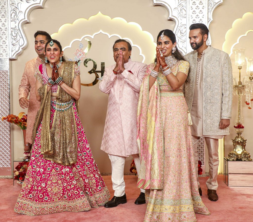 Ambani Family: मुकेश अंबानी और नीता अंबानी के तीन समधियों से मिलिए, इनमें कौन हैं सबसे अमीर 1 Anant Ambani-Radhika Merchant'S Wedding