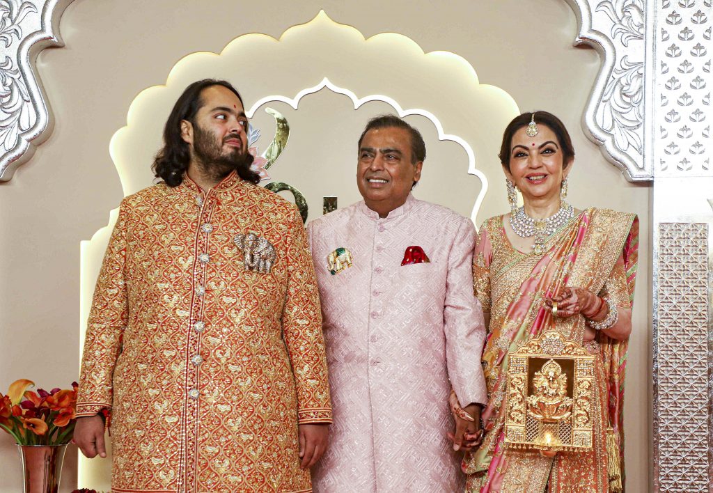 Anant And Radhika Wedding: लाल पगड़ी बांध अनंत अंबानी बने दूल्हा, बॉलीवुड कलाकारों संग थिरके देश-विदेश से आये मेहमान 2 12071 Pti07 12 2024 000191A