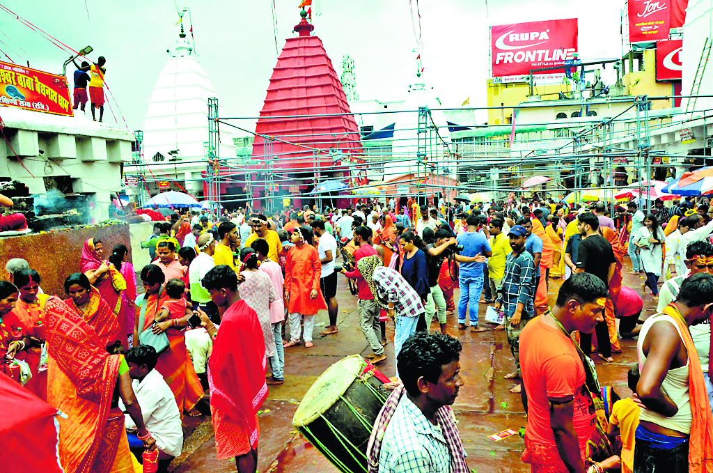 Shravani Mela: बाबा बैद्यनाथ के मंदिर में बंगाल व नेपाल के कांवरियों का लगा तांता, बाबाधाम पहुंचने लगे गेरुआ वस्त्रधारी 1 16Deo 27 16072024 4
