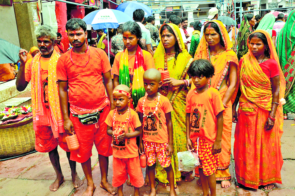 Shravani Mela: बाबा बैद्यनाथ के मंदिर में बंगाल व नेपाल के कांवरियों का लगा तांता, बाबाधाम पहुंचने लगे गेरुआ वस्त्रधारी 3 16Deo 28 16072024 4
