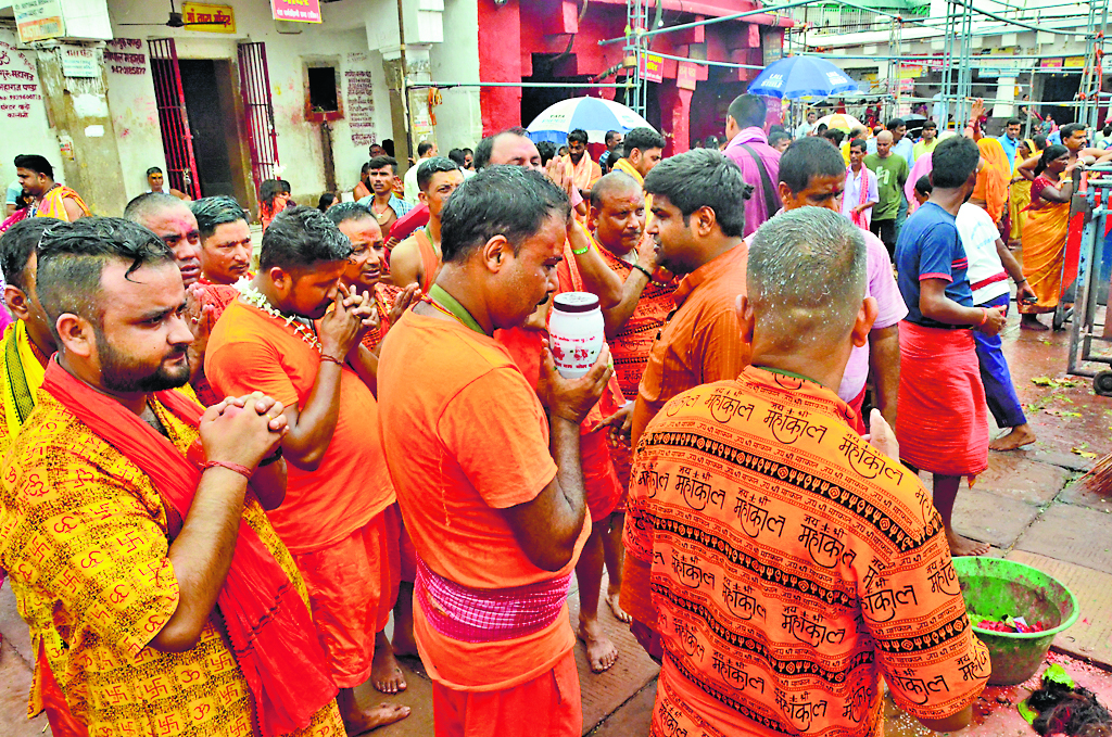Shravani Mela: बाबा बैद्यनाथ के मंदिर में बंगाल व नेपाल के कांवरियों का लगा तांता, बाबाधाम पहुंचने लगे गेरुआ वस्त्रधारी 4 16Deo 30 16072024 4