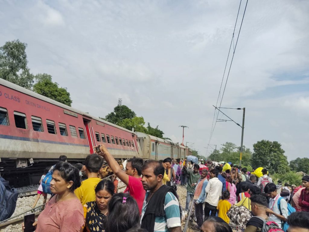 Train Accident: हर तरफ बदहवासी, चीख-पुकार के बीच अपनों को ढूंढते लोग, देखें डिब्रूगढ़ एक्सप्रेस ट्रेन हादसे की दिल दहला देने वाली तस्वीरें 4 18071 Pti07 18 2024 000117B Copy