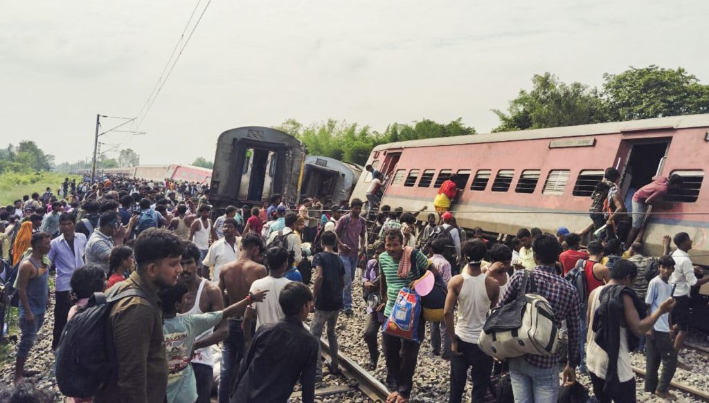 Train Accident: हर तरफ बदहवासी, चीख-पुकार के बीच अपनों को ढूंढते लोग, देखें डिब्रूगढ़ एक्सप्रेस ट्रेन हादसे की दिल दहला देने वाली तस्वीरें 3 18071 Pti07 18 2024 000122B