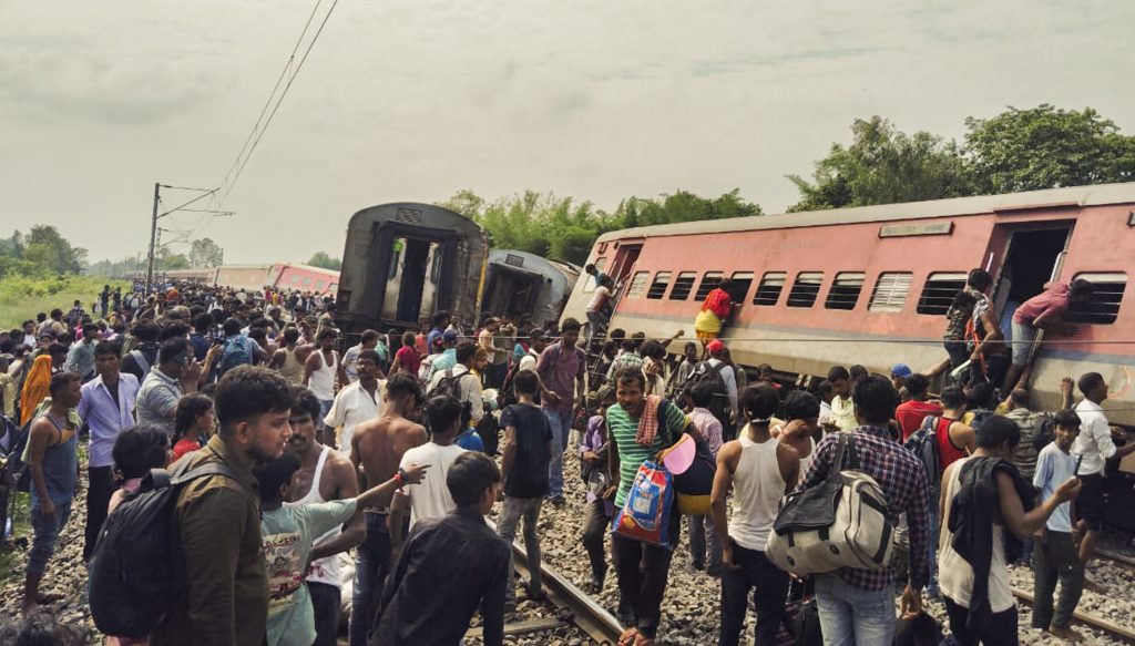 Train Accident: हर तरफ बदहवासी, चीख-पुकार के बीच अपनों को ढूंढते लोग, देखें डिब्रूगढ़ एक्सप्रेस ट्रेन हादसे की दिल दहला देने वाली तस्वीरें 5 18071 Pti07 18 2024 000125A 1