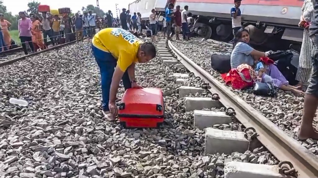 Train Accident: हर तरफ बदहवासी, चीख-पुकार के बीच अपनों को ढूंढते लोग, देखें डिब्रूगढ़ एक्सप्रेस ट्रेन हादसे की दिल दहला देने वाली तस्वीरें 2 18071 Pti07 18 2024 000158B 1