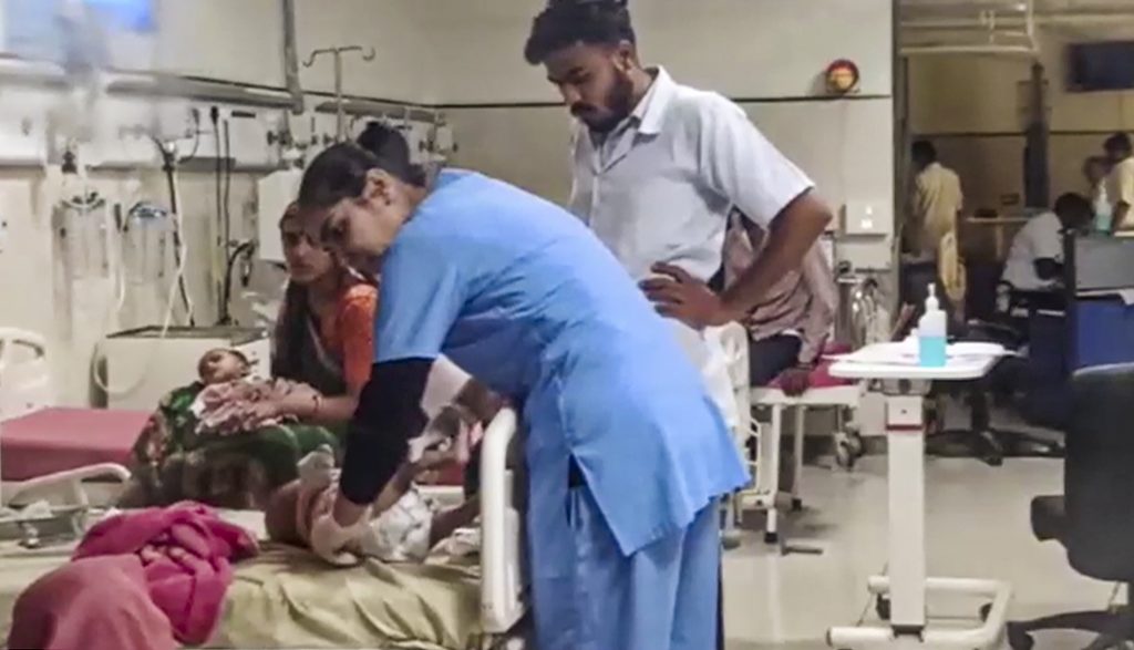 Train Accident: हर तरफ बदहवासी, चीख-पुकार के बीच अपनों को ढूंढते लोग, देखें डिब्रूगढ़ एक्सप्रेस ट्रेन हादसे की दिल दहला देने वाली तस्वीरें 1 18071 Pti07 18 2024 000165B
