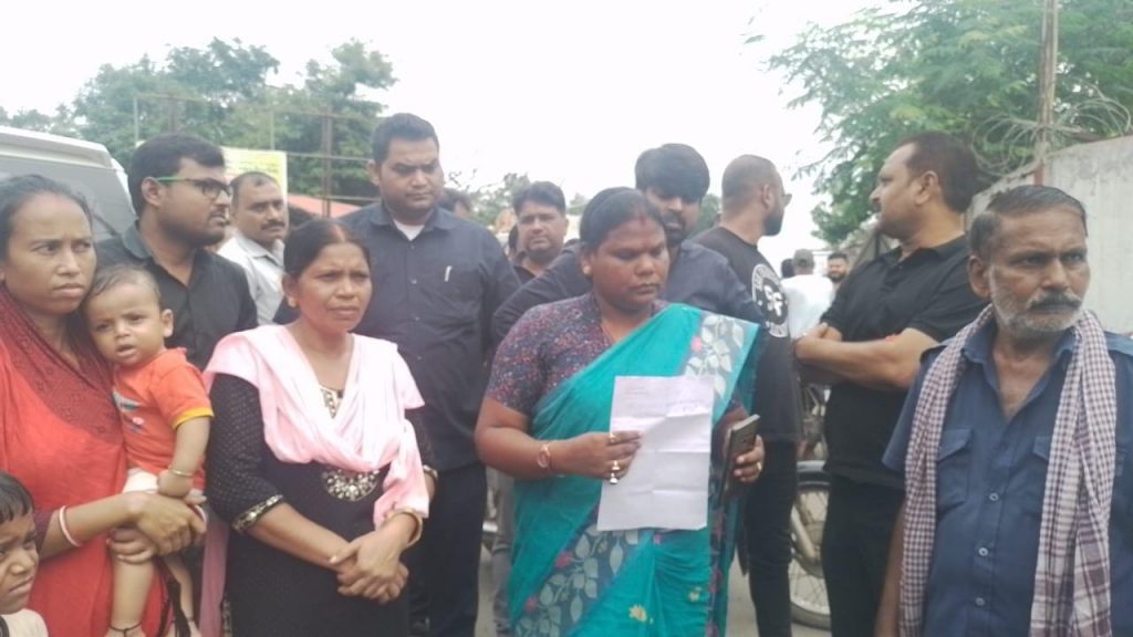 सुंदरनगर पुलिस के एसआई ने ठेला संचालक को पिटा,बर्बाद करने की दी धमकी,कार्रवाई की मांग को लेकर जिप अध्यक्ष ने किया सड़क जाम 1 2
