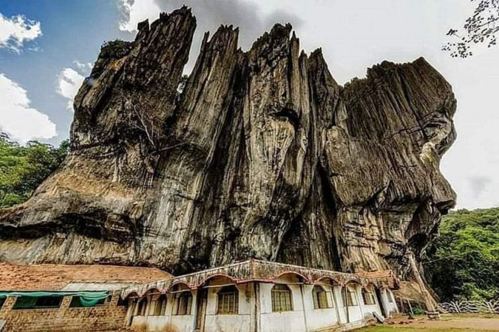 Karnataka Tourism: हिमालय से भी पुरानी है याना की गुफाएं जहां प्राकृतिक रूप से होता है शिवलिंग का जलाभिषेक 1 2.Yana Caves Karnataka
