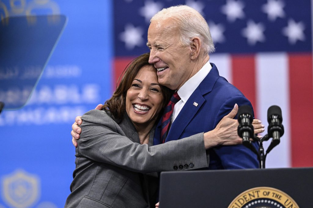 Us Election 2024: कमला हैरिस की दावेदारी कितनी मजबूत? नाम के अनुमोदन के बाद डोनाल्ड ट्रंप पर किया पहला हमला 1 22071 Ap07 22 2024 000018A
