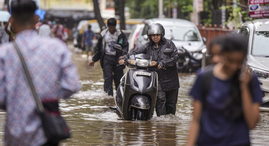 Maharashtra Rain: मुंबई-पुणे बारिश से बेहाल, गणपति मंदिर जलमग्न, घरों में भी घुसा पानी 1 25071 Pti07 25 2024 000209B