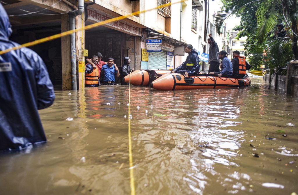 Maharashtra Rain: मुंबई-पुणे बारिश से बेहाल, गणपति मंदिर जलमग्न, घरों में भी घुसा पानी 2