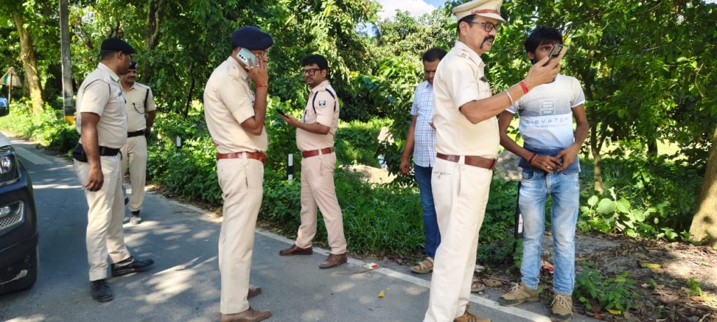 पूर्णिया लूटकांड: रकम बढ़कर हुई 3.7 करोड़, जले हुए कपड़े और खून से सने चप्पल बरामद, दो संदिग्ध हिरासत में 2 27Pur 48 27072024 70 C701Bha114854751