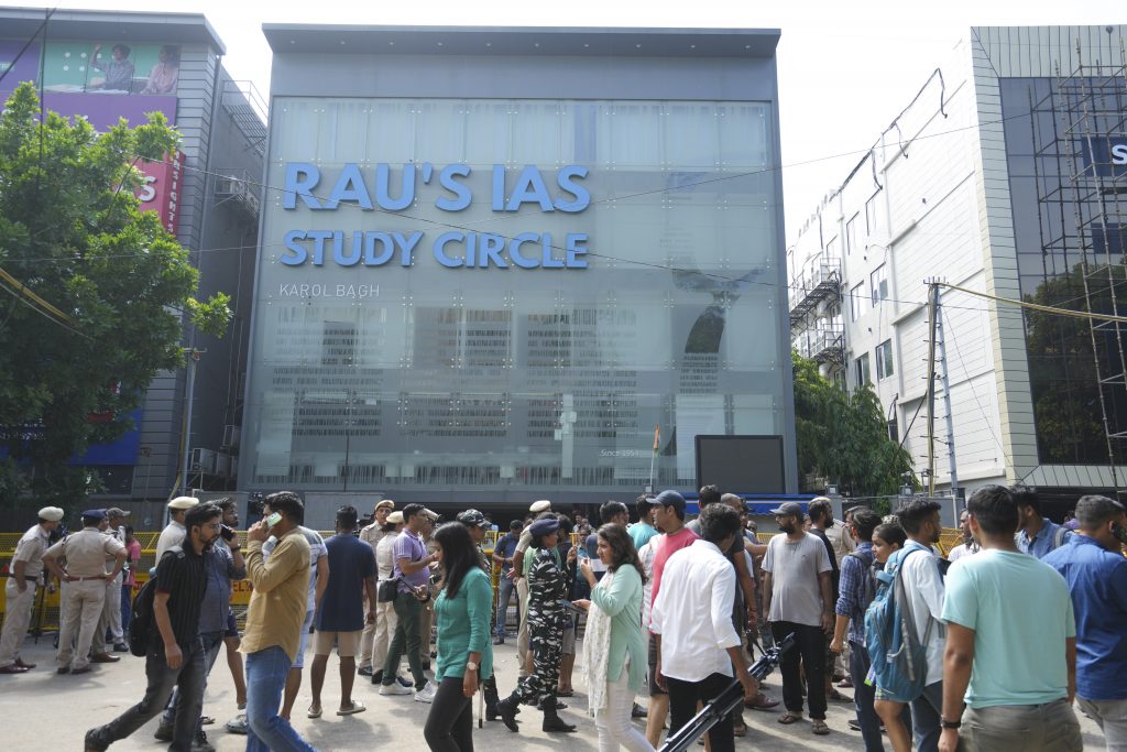 Ias Coaching Centre Death: दोस्तों की मौत का गम... व्यवस्था से नाराजगी, दिल्ली में फूटा छात्रों का आक्रोश, जोरदार प्रदर्शन 1 28071 Pti07 28 2024 000116B