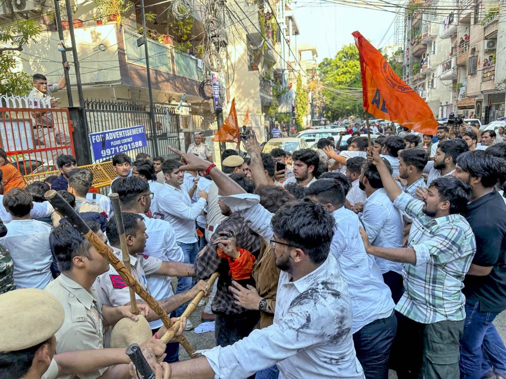 Ias Coaching Centre Death: दोस्तों की मौत का गम... व्यवस्था से नाराजगी, दिल्ली में फूटा छात्रों का आक्रोश, जोरदार प्रदर्शन 3 28071 Pti07 28 2024 000344A