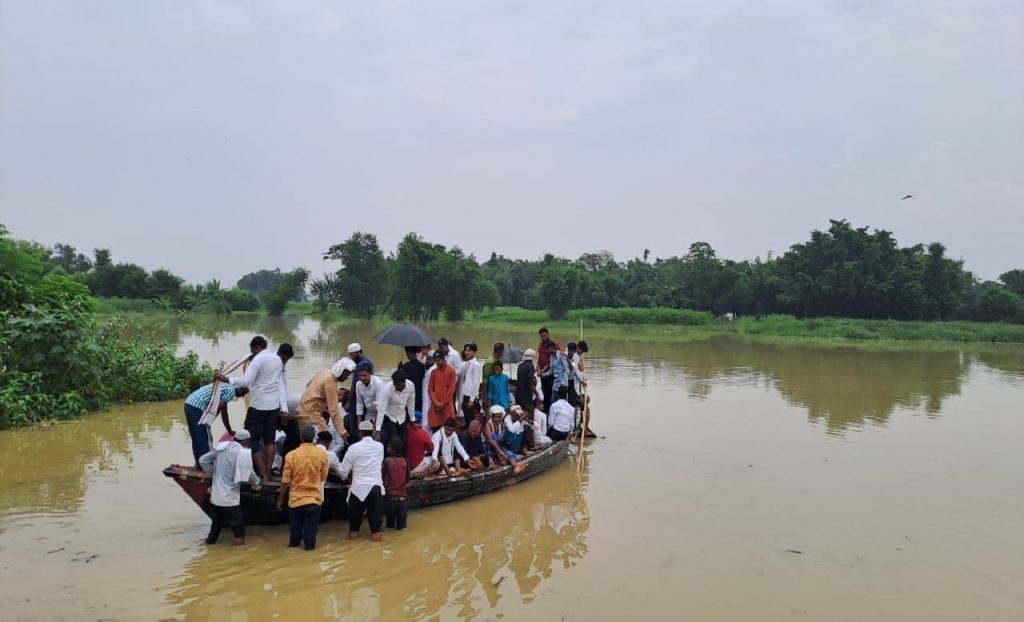 Bihar Flood News: मधुबनी में नाव पर निकली बारात, जैसै-तैसे दुल्हन के घर पहुंचे बराती 3 Bihar Flood News 1 Jpg 1