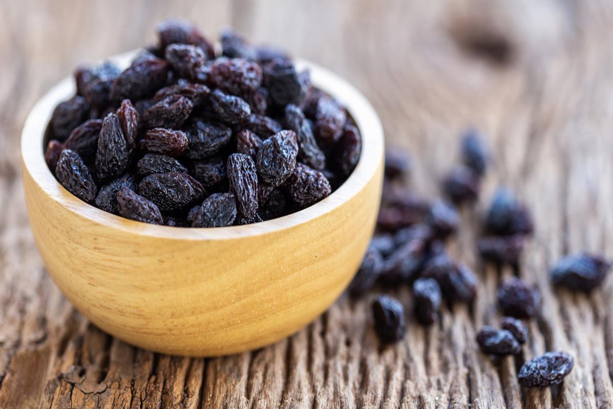 Black Raisin Benefits : सिर्फ एक महीने भिगाकर खालें काली किशमिश, कभी नहीं होगी खून की कमी