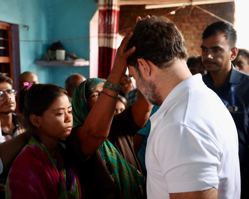 Hathras Stampede: राहुल गांधी से हादसे की बात शेयर करते हुए रो पड़े पीड़ित परिवार के लोग, देखें वीडियो 1 Grsx9Xebmaipdc