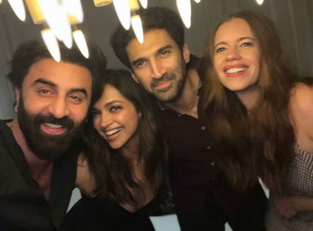 Yeh Jawaani Hai Deewani :दोस्ती, प्यार और यात्रा का ताना बाना बुन के एक परफेक्ट स्टोरी सुनाती है रणबीर- दीपिका कि यह फिल्म 1 Yeh Jawaani Hai Deewani