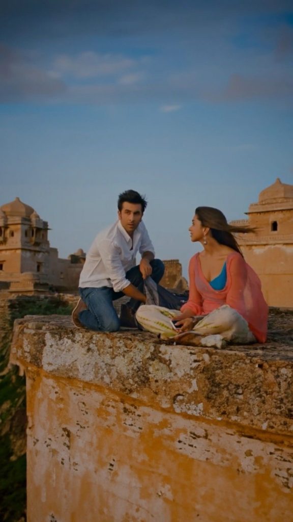 Yeh Jawaani Hai Deewani :दोस्ती, प्यार और यात्रा का ताना बाना बुन के एक परफेक्ट स्टोरी सुनाती है रणबीर- दीपिका कि यह फिल्म 4 Yeh Jawaani Hai Deewani