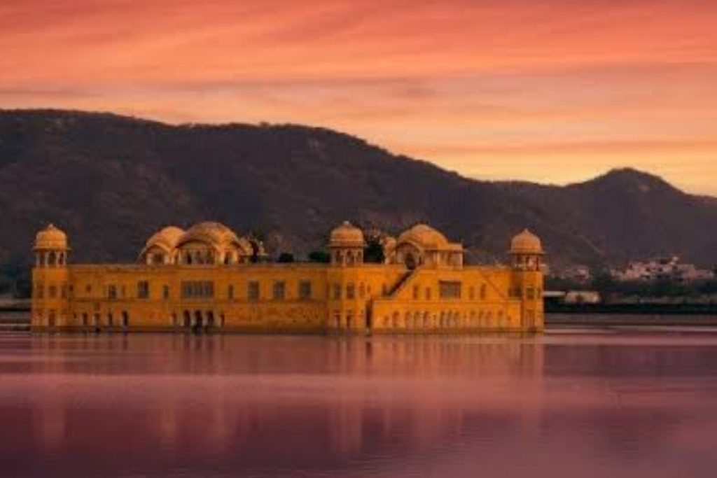 Friendship Day 2024: फ्रेंडशिप डे पर दोस्तों के साथ घूमने के लिए शानदार है ये जगहें 1 Jaipur