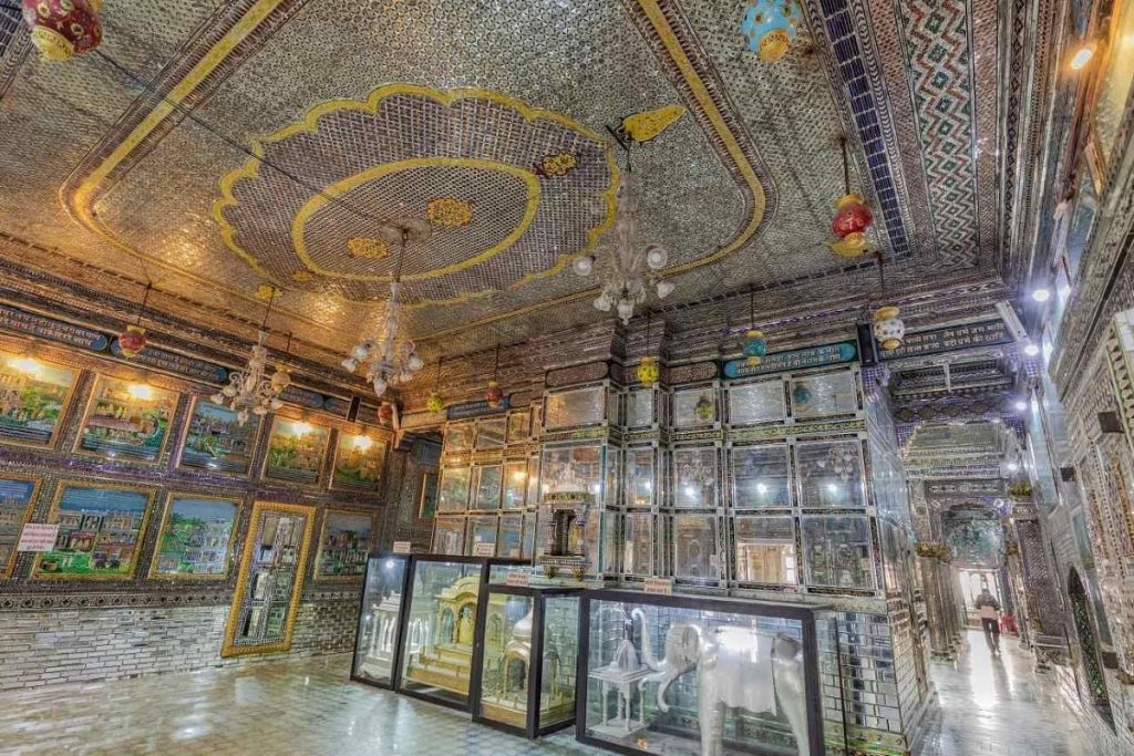 Mp Tourism: इंदौर का शीश महल है 100 साल पुराना- खूबसूरती ऐसी की नजरे नही हटेंगी 2 Kanch Mandir 1