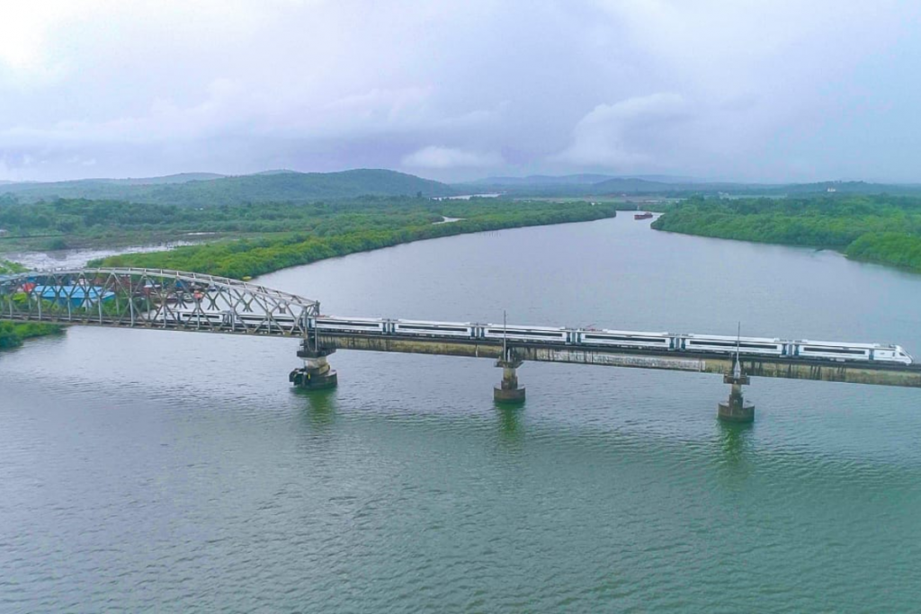 Monsoon Trip With Indian Railway: भारत की ये 5 ट्रेन मानसून में आपके सफर को बनाएगी और भी यादगार 1 Konkan Railway Mumbai To Goa