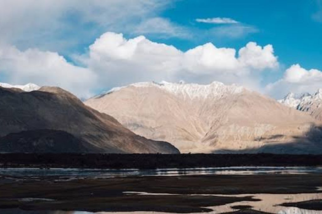 India Tourism: भारत की ये खूबसूरत जगहें हैं कपल्स के लिए बेस्ट 1 Ladakh