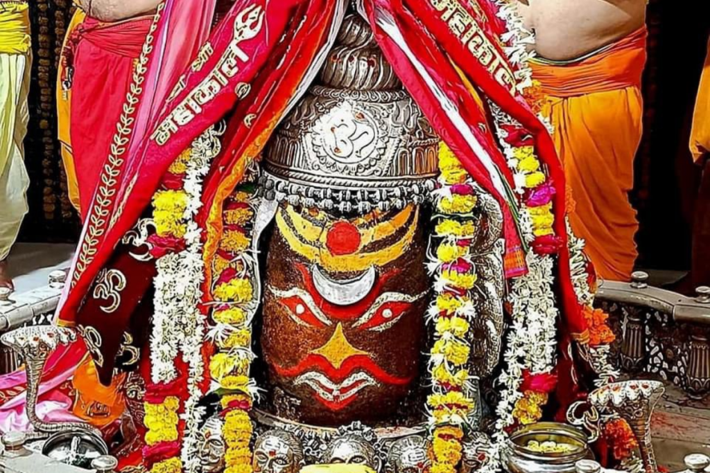 Famous Temples In India: सावन में इन प्रसिद्ध शिवालयों में दर्शन करने से पूरी होती है भक्तों की मनोकामना 3 Mahakaleshwar Jyotirlinga
