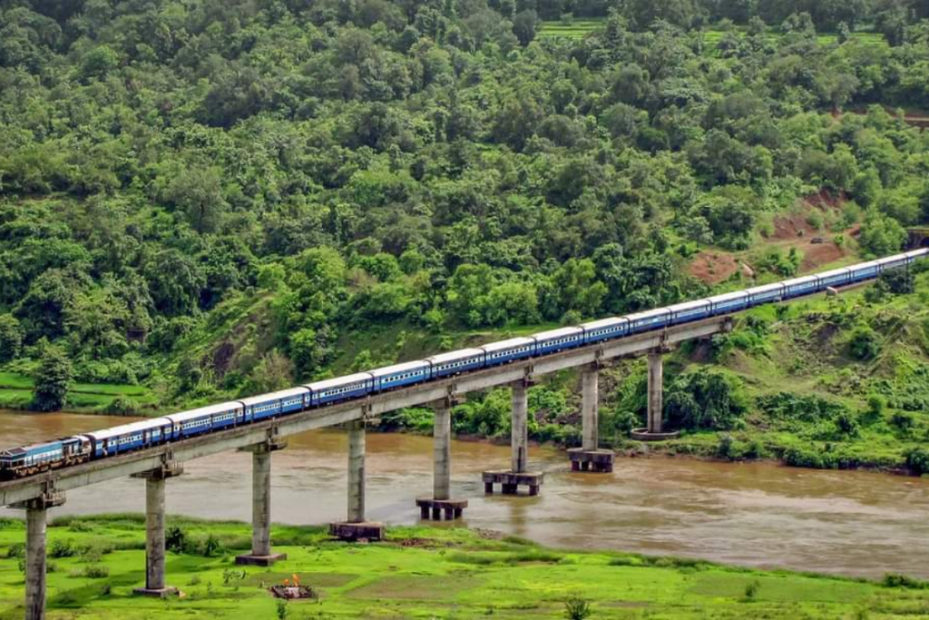 Monsoon Trip With Indian Railway: भारत की ये 5 ट्रेन मानसून में आपके सफर को बनाएगी और भी यादगार 2 Mandovi Express Mumbai To Madgaon