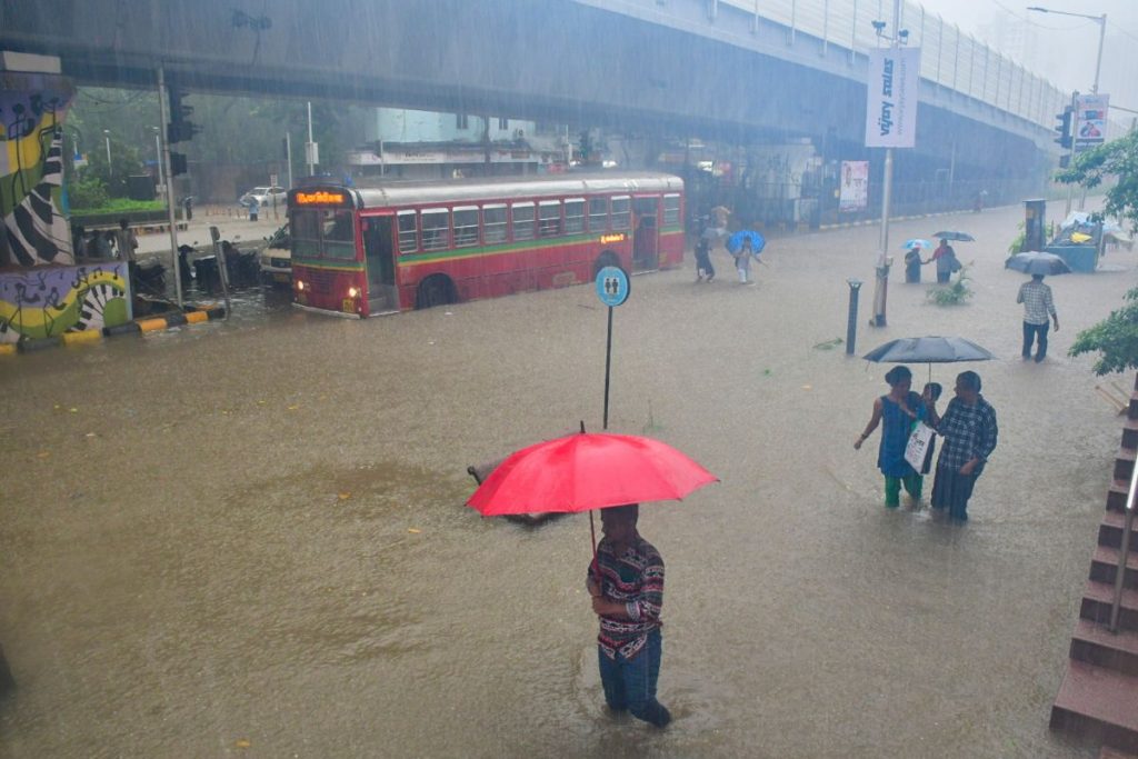 Mumbai Rains: मुंबई में भारी बारिश से तबाही, घरों में घुसा पानी, स्कूल-कॉलेज बंद 1 Mumbai