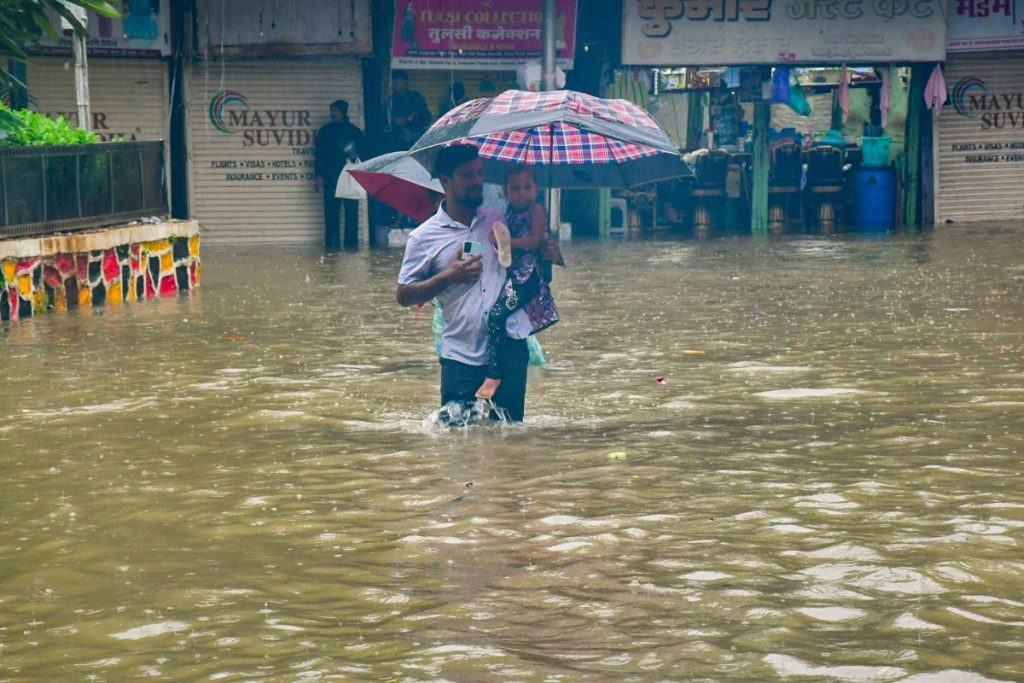 Mumbai Rains: मुंबई में भारी बारिश से तबाही, घरों में घुसा पानी, स्कूल-कॉलेज बंद 2 Mumbai Heavy