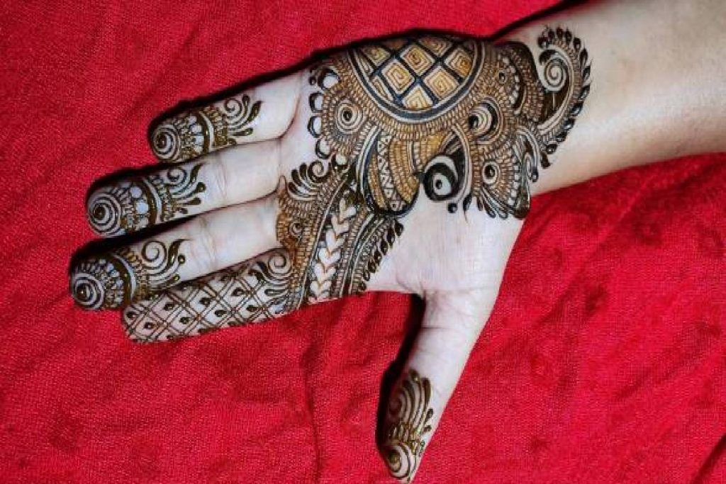 Janmashtami Mehndi Design 2024: श्रीकृष्ण जन्माष्टमी पर मनमोहक मेहंदी डिजाइन के आइडियाज 3 Latest Mehndi Design
