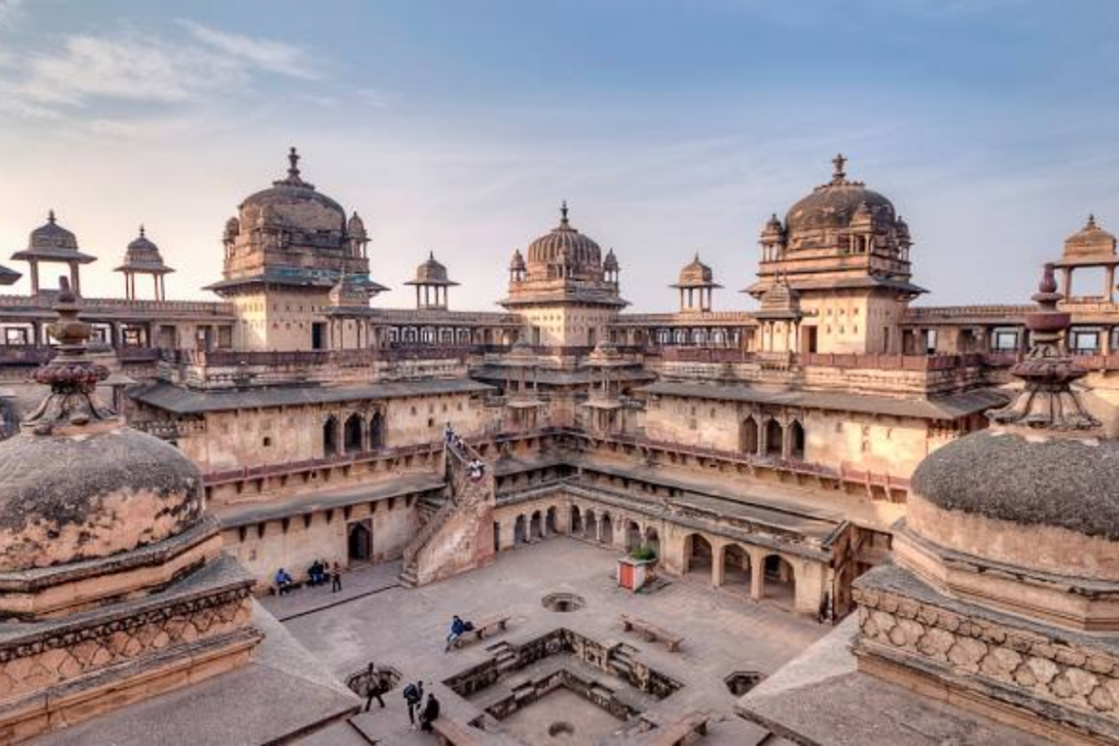 Mp Tourism: बुंदेलखंड का यह किला है बेहद खास, जहांगीर के स्वागत में बनवाया था महल 1 Orchha Fort