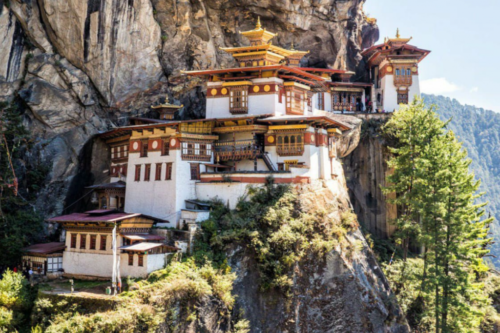 Bhutan:विदेश जानें का है मन तो जरूर विजिट करें धरती का सबसे अलग देश भूटान 1 Paro Taktsang Tigers Nest Monastery