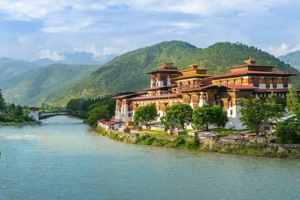 Bhutan:विदेश जानें का है मन तो जरूर विजिट करें धरती का सबसे अलग देश भूटान 2 Punakha Dzong 1